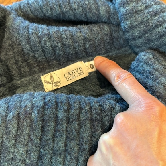 Carve Designs Turtleneck Sweater. Size small. - Picture 2 of 3